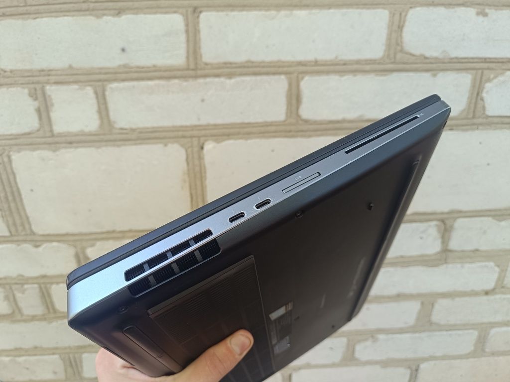 стан 9 з 10, Ігровий ноутбук DELL (i5 8400H/32/512/P2000 4GB)