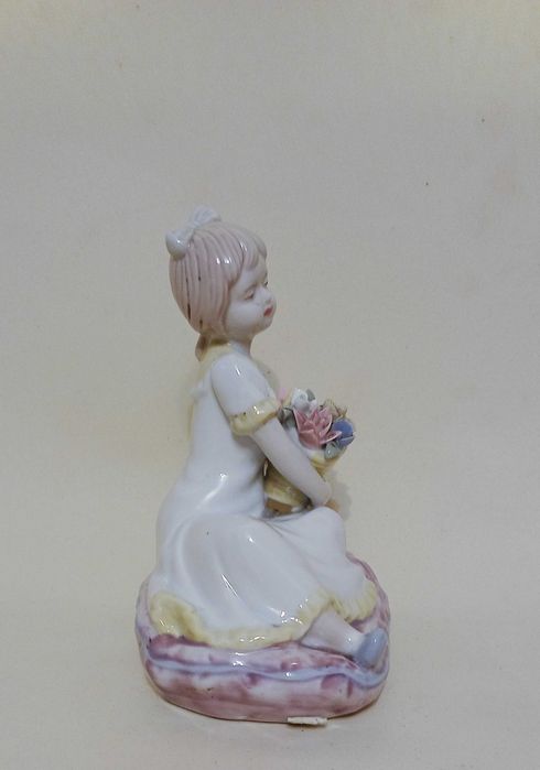 Figurka porcelanowa - dziewczynka z bukietem ANTYK