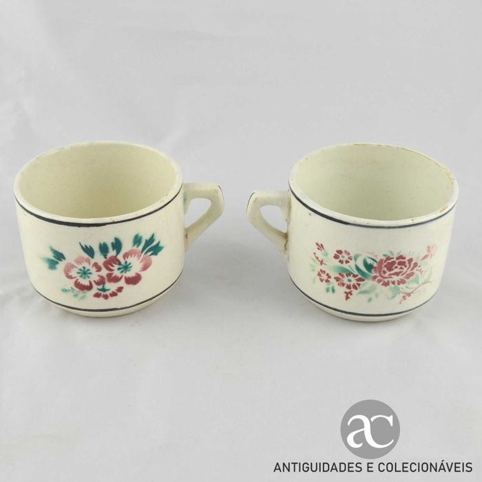 Par de chávenas almoçadeiras em faiança sem pires