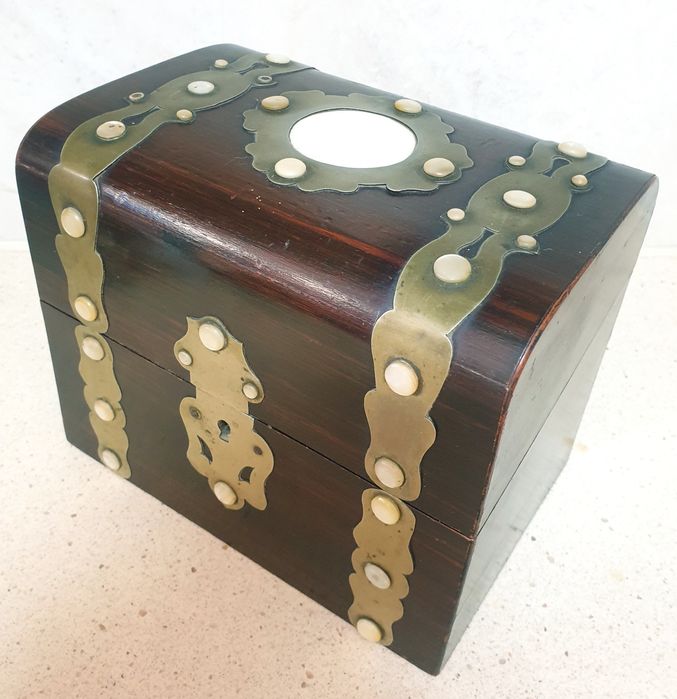 Antiga caixa caddy de chá em madeira, latão e madrepérola
