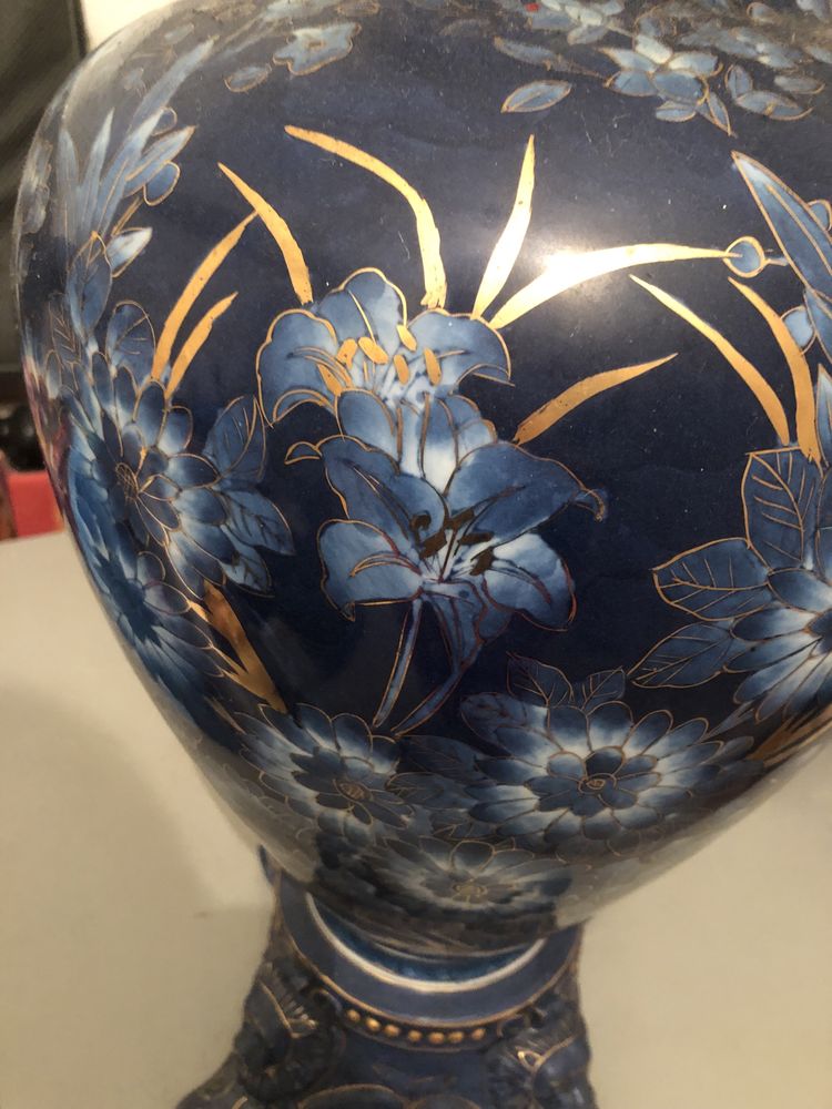 Jarro com motivos florais e animais