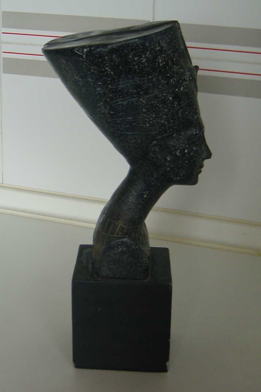 Busto da Rainha Nefertiti:Réplica da escultura no Neues Museum, Berlim