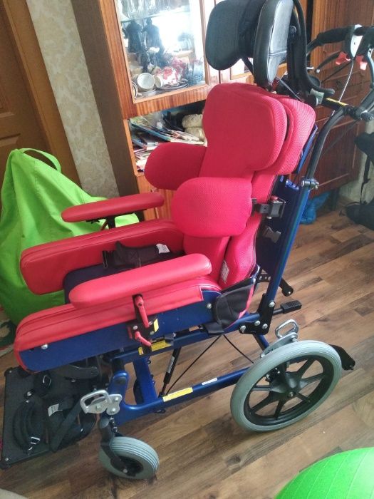 Крісло для дітей з обмеженими можливостями.