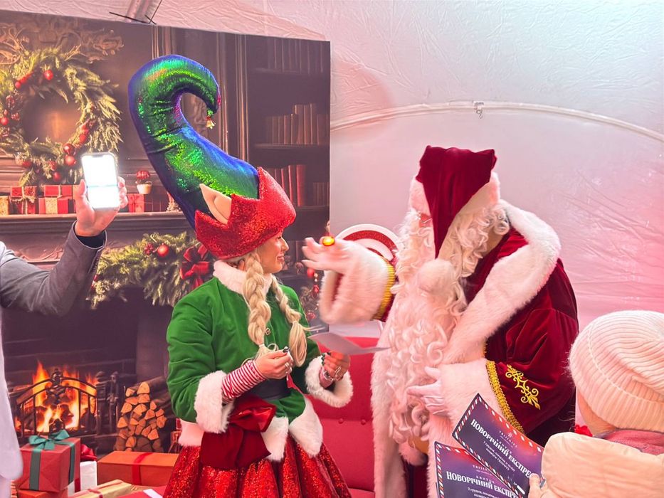 Поздравление с Новым годом от Санта-Клауса, Эльфийки и Гринча