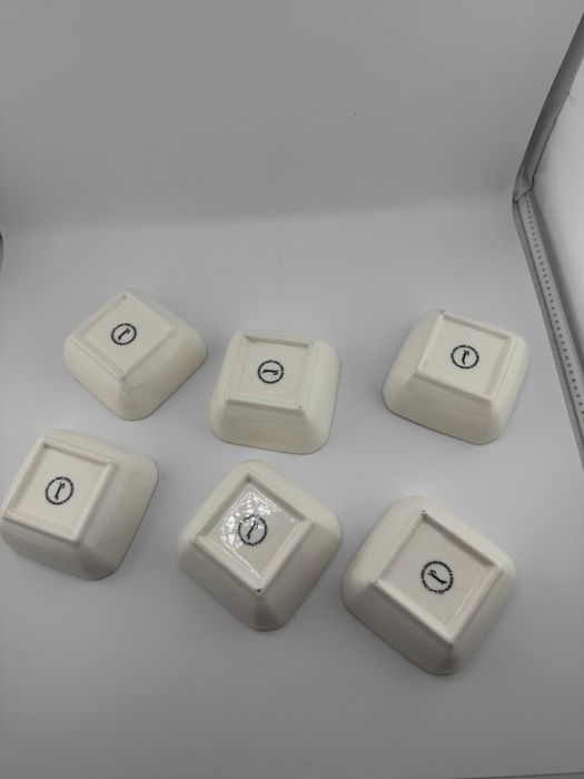 Zestaw małych porcelanowych miseczek ceramicznych na sos sojowy sushi