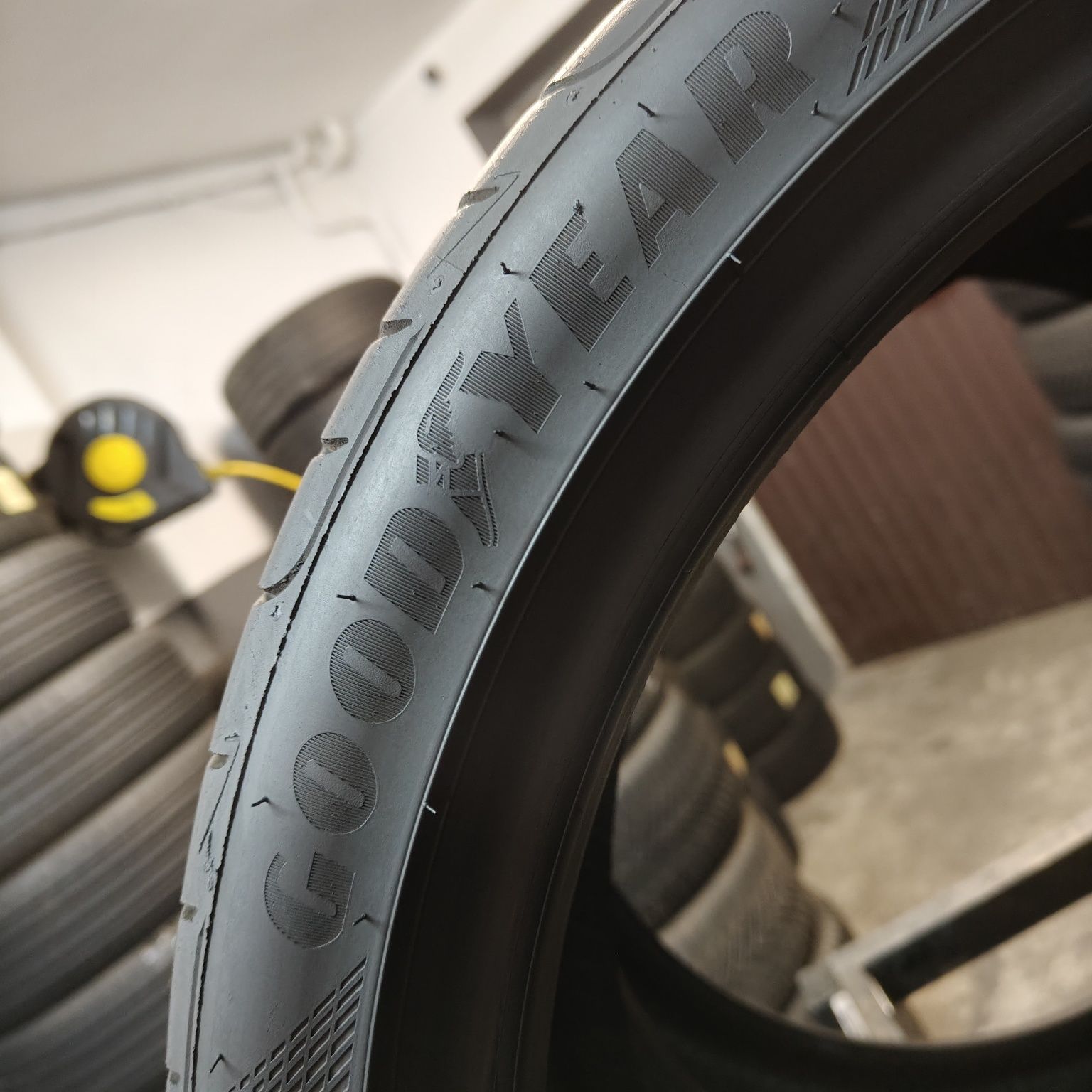 225/40/19 XL Sprzedam parę opon letnich Goodyear