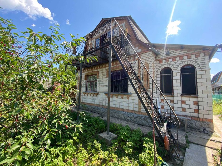 Продається дачний будинок з гаражем у мальовничому місці!