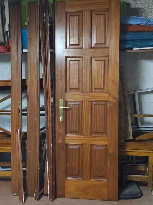 Porta em madeira maciça e guarnição