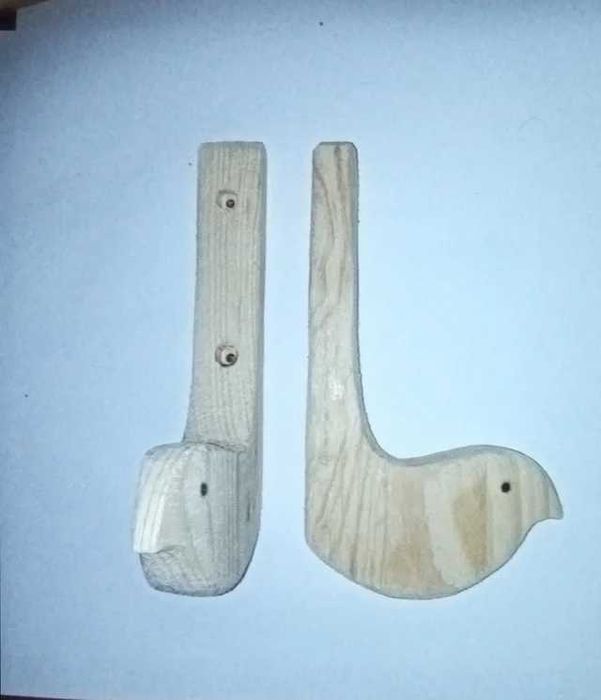 Conjunto de quatro cabides em pinho.