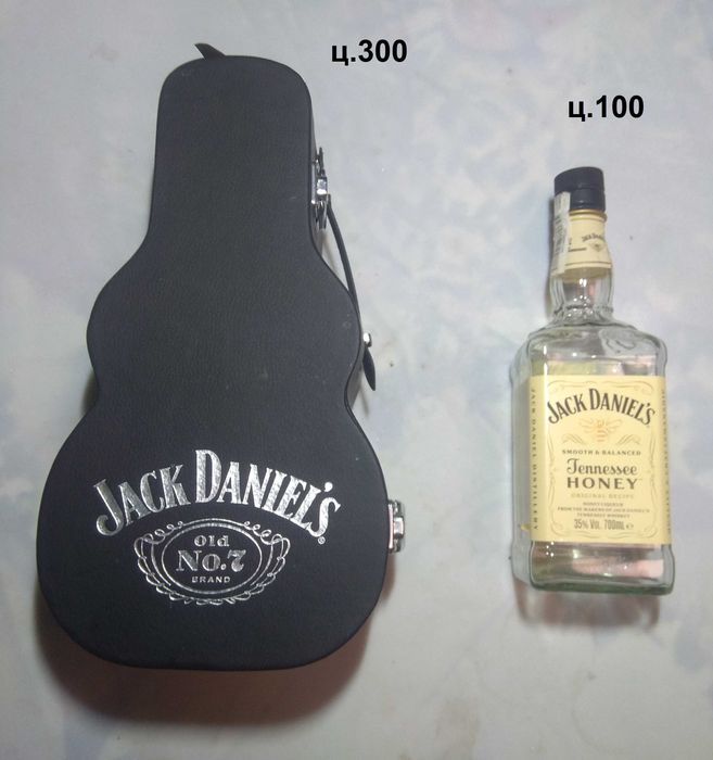 футляр гітара і бутиль Jack Daniels