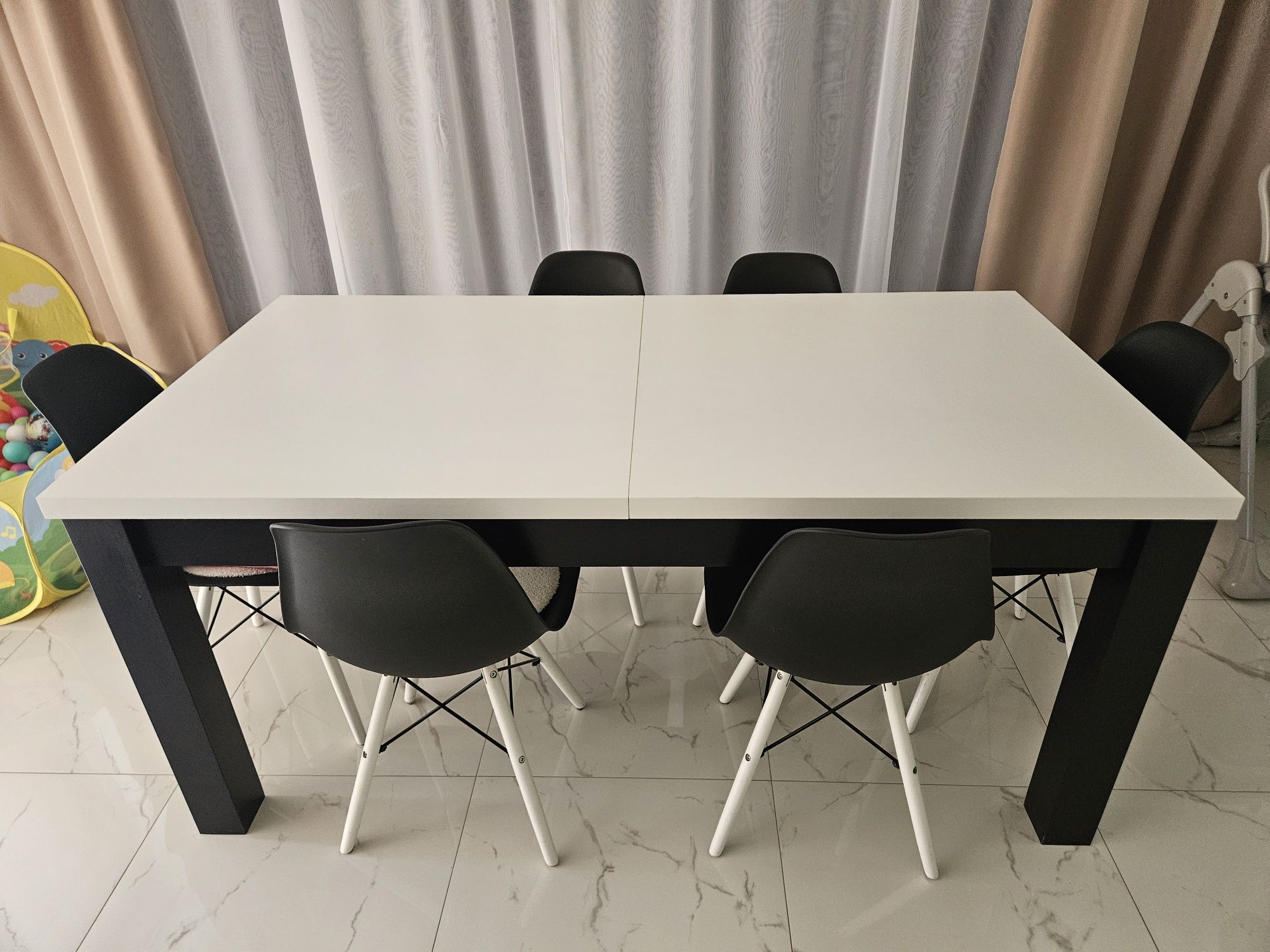 Stół z krzesłami duży