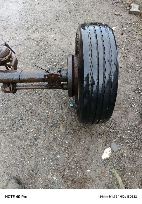 Oś na przyczepę z kołami