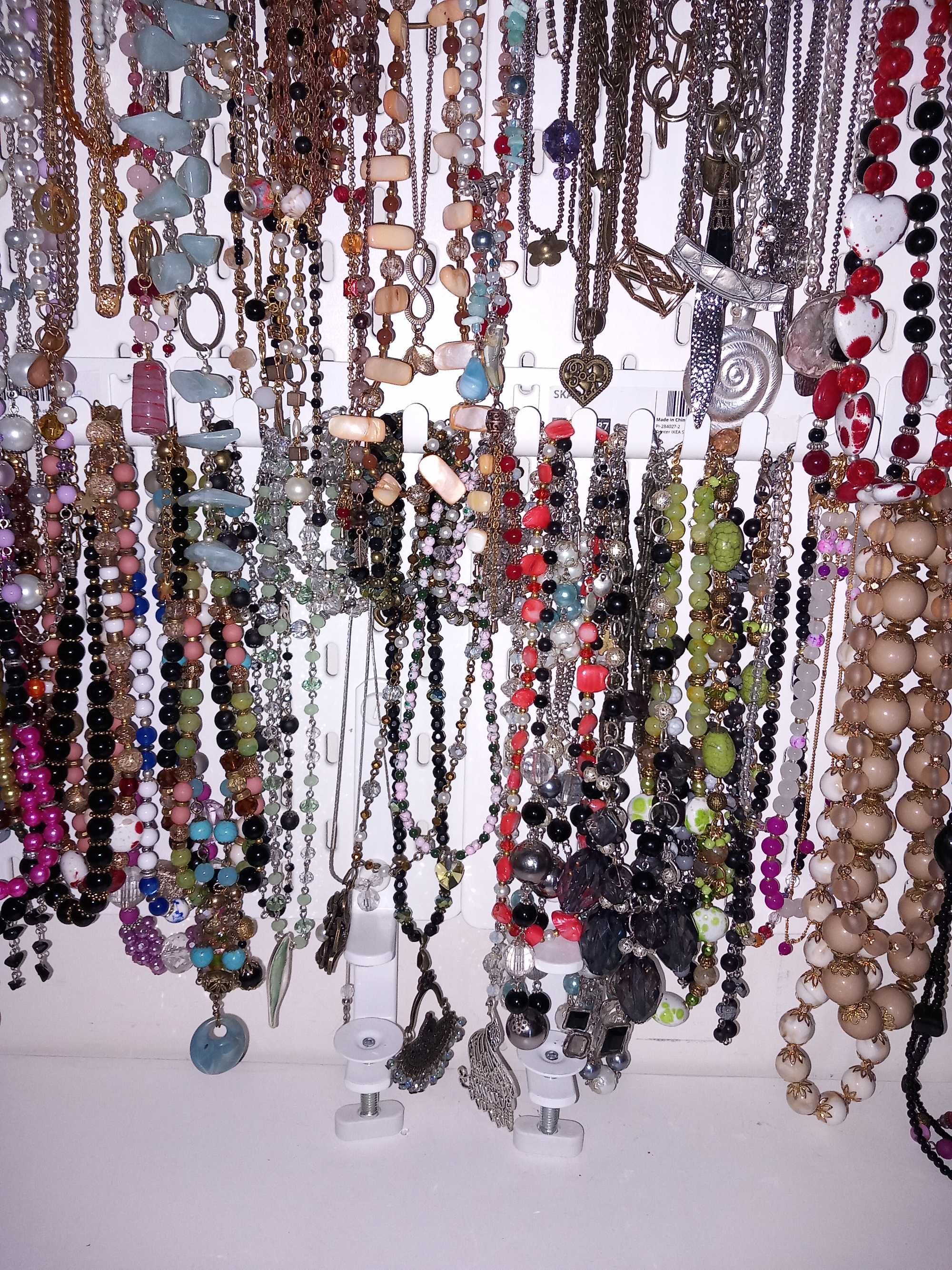 Lote de colares, pulseiras e brincos feitos à mão
