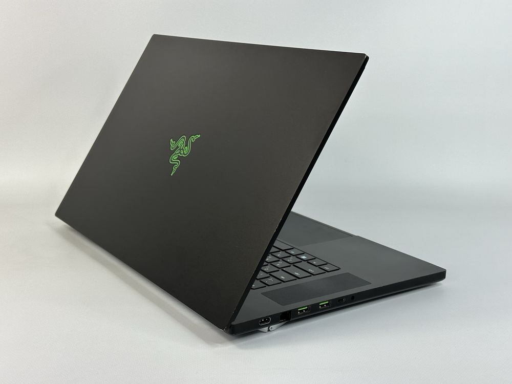 Razer Blade Pro 17/ 17.3” 4K 300 Гц/i7-10875H/32GB/1 TB SSD/RTX 2080