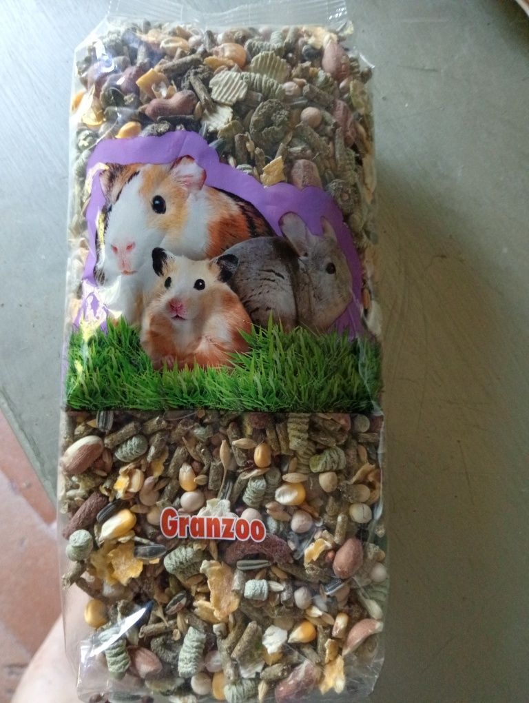 Gaiola comida e feno