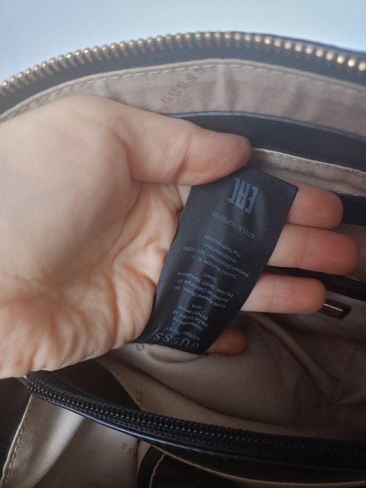 Torebka kuferek Guess czarna elegancka