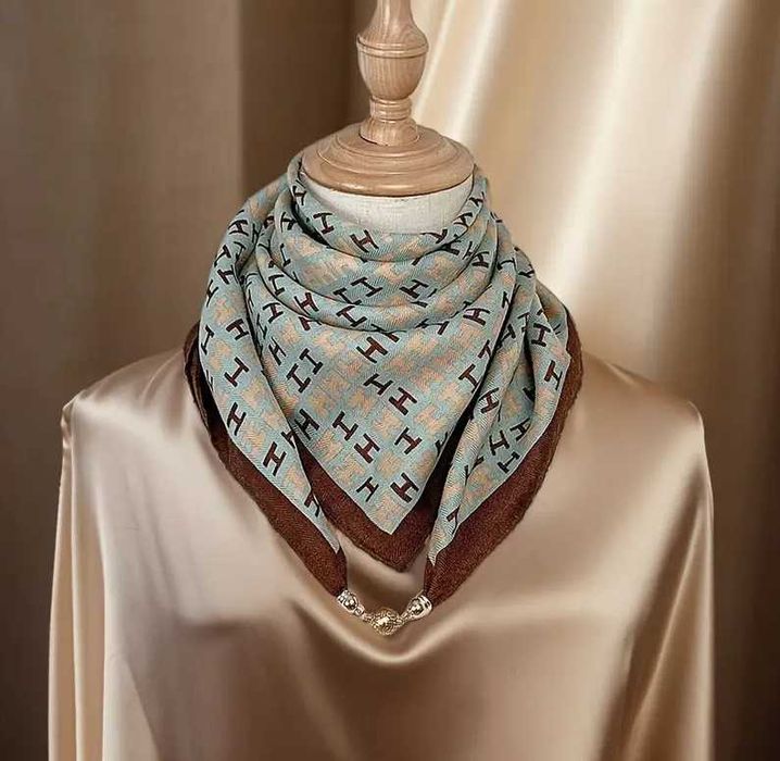 Lenço quadrado com fecho magnético