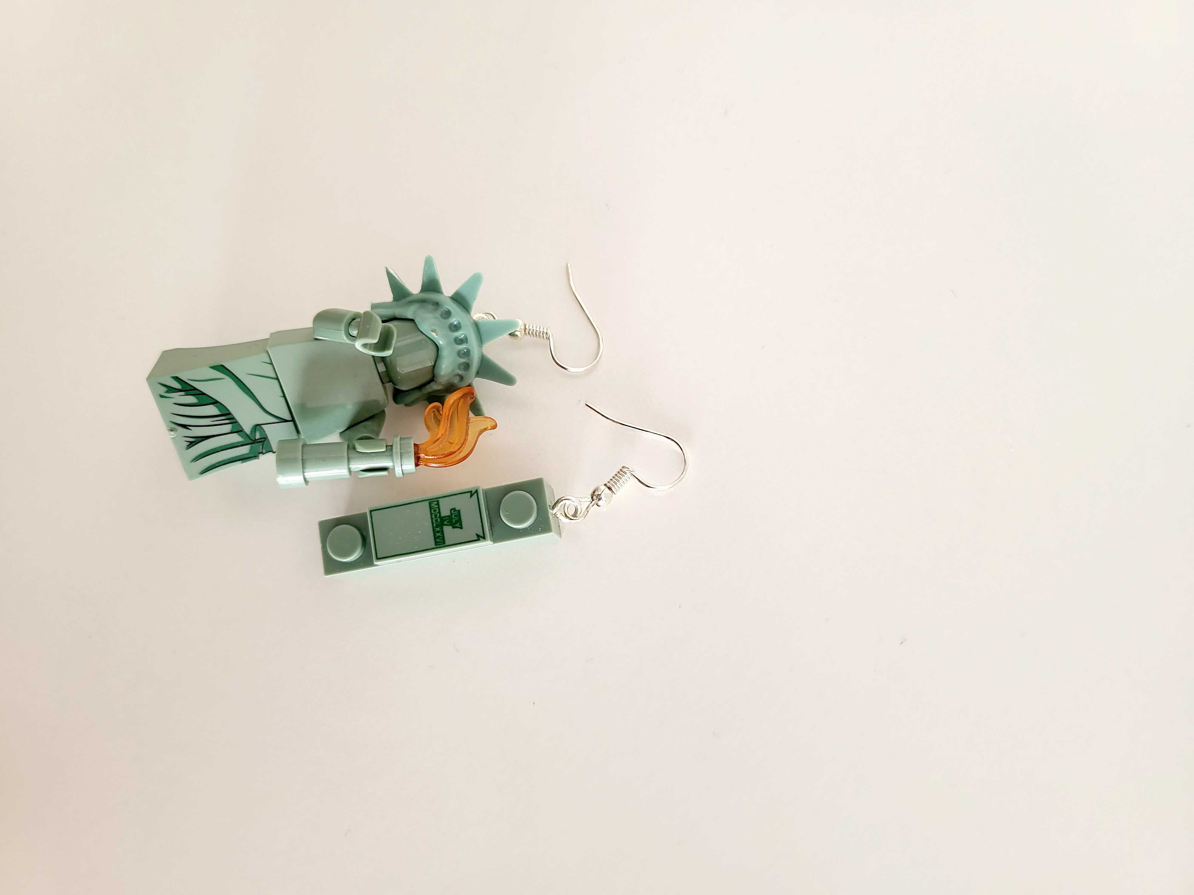 Kolczyki asymetryczne hand-made Statua Wolności + klocek