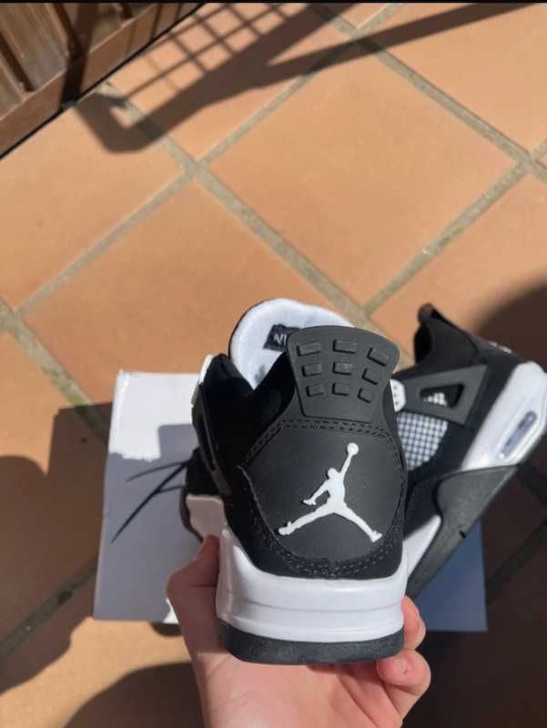 Buty JordanAirJordan4Retro White Thunder sportowe rozmiar.38
