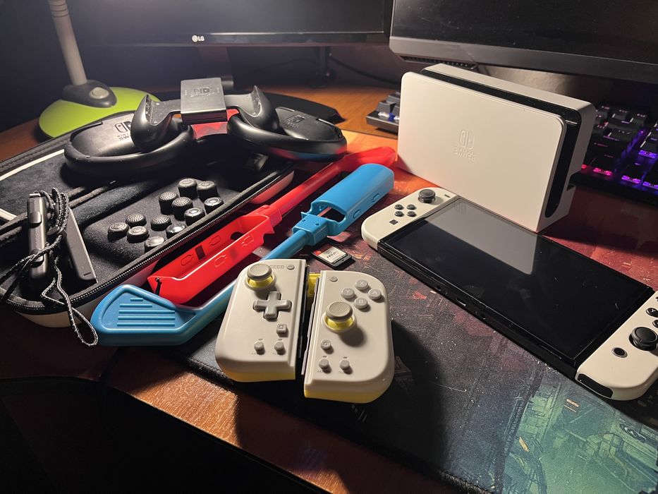 Nintendo switch OLED повний комплект +джойкони hori + картридж фіфа21