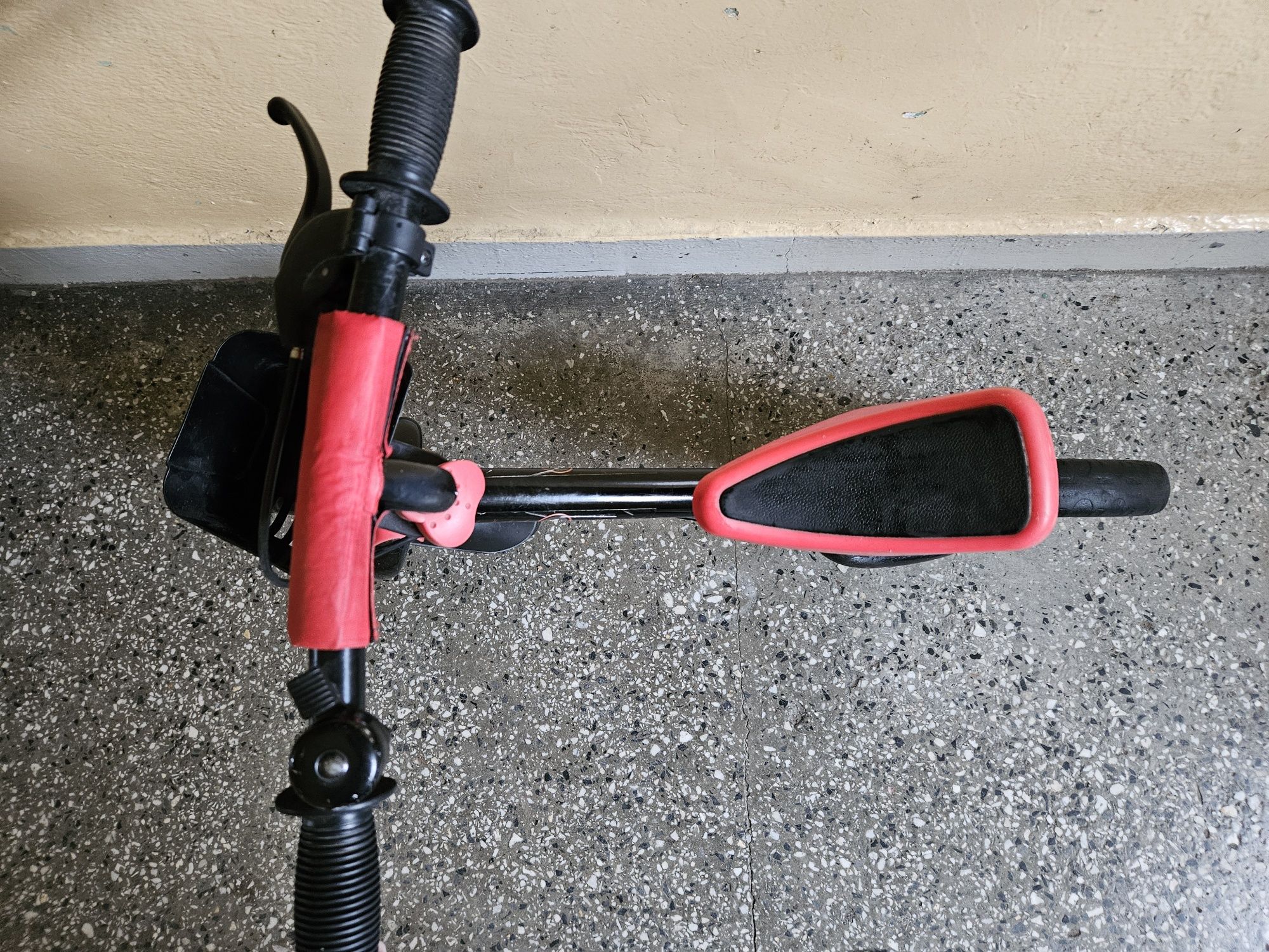 Rowerek biegowy czerwono czarny