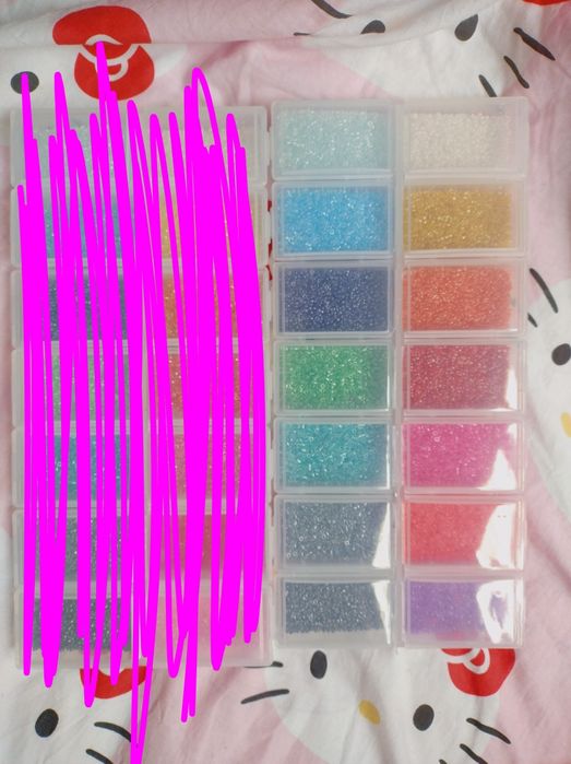 duży zestaw drobnych koralików do robienia biżuterii