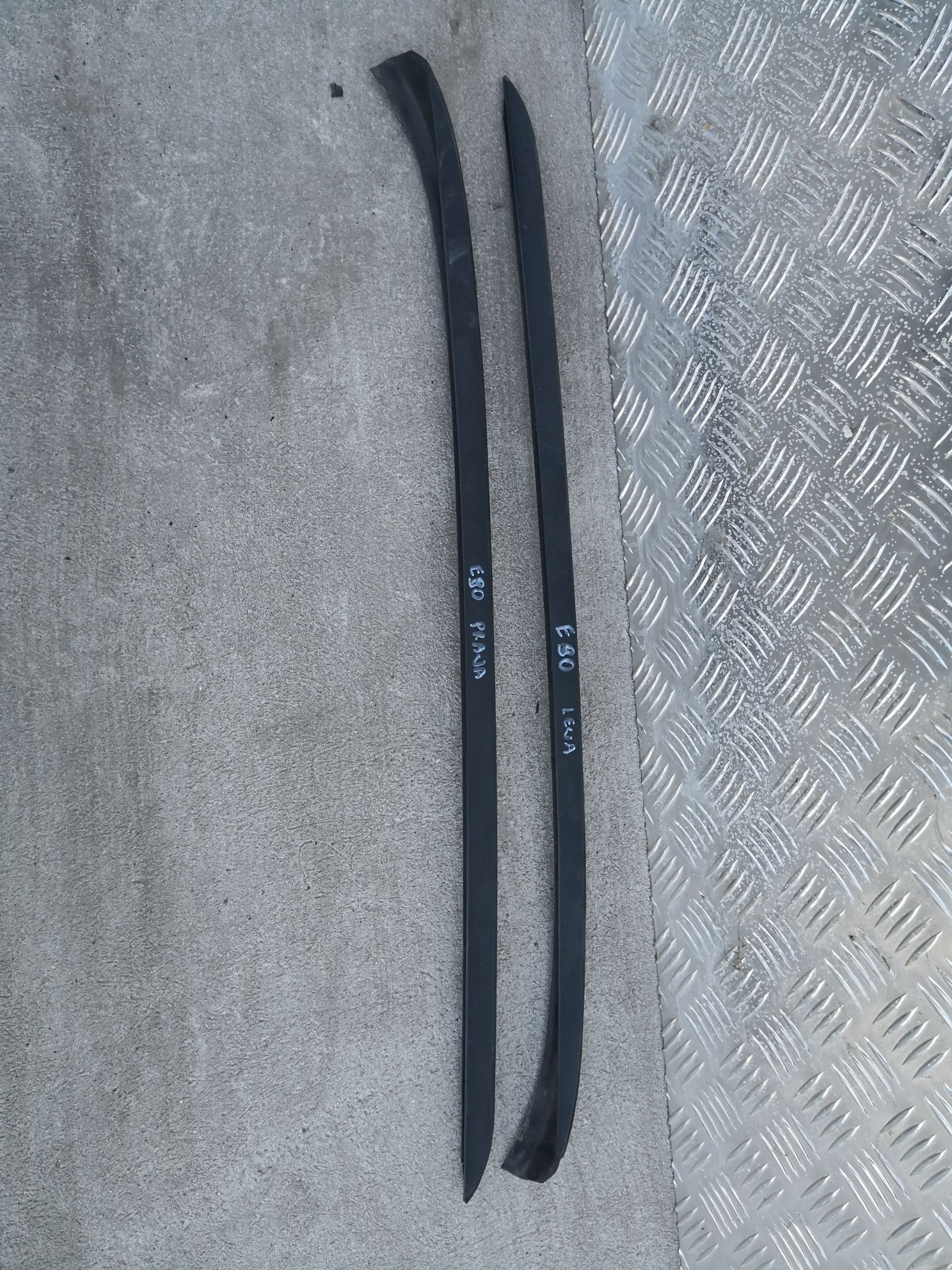 Listwy szyby czołowej przedniej BMW e90 e91 czarny mat komplet