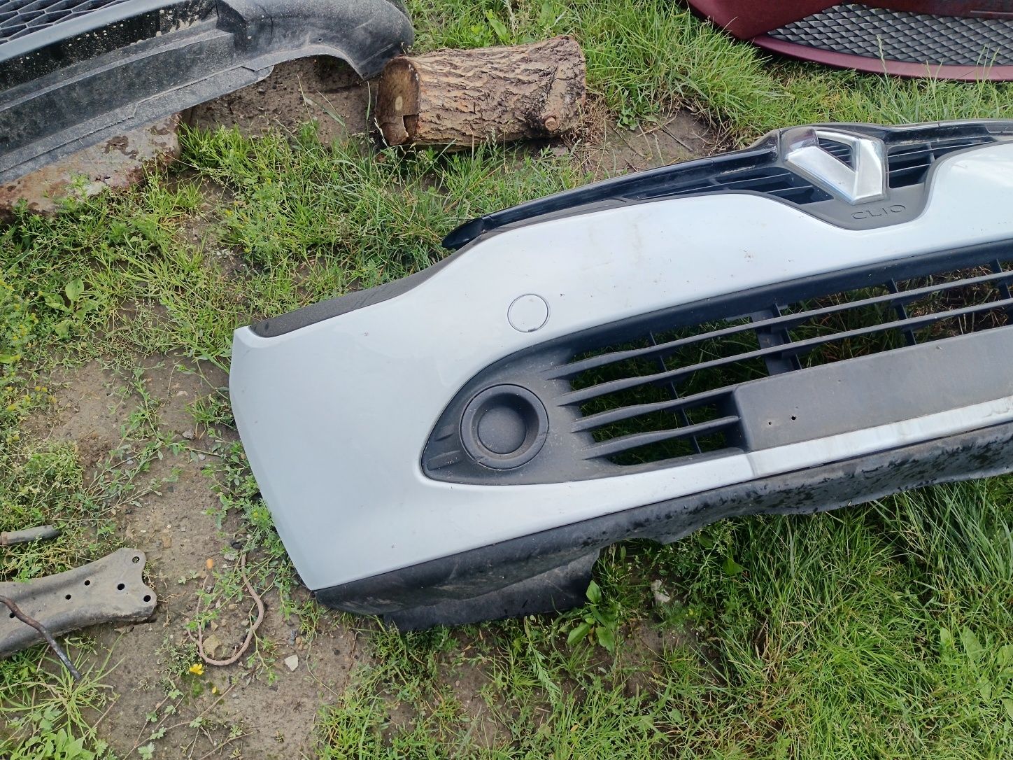 Zderzak przód Clio 4 biały kapletny dv369
