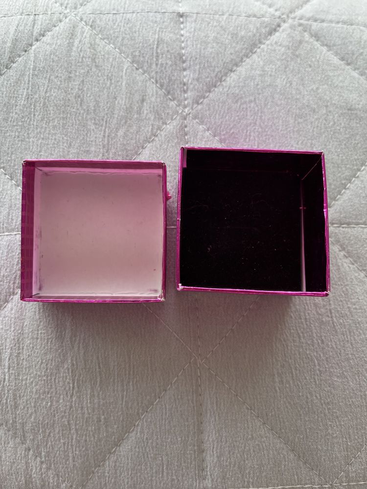Różowe pudełko prezentowe na kolczyki pierścionek