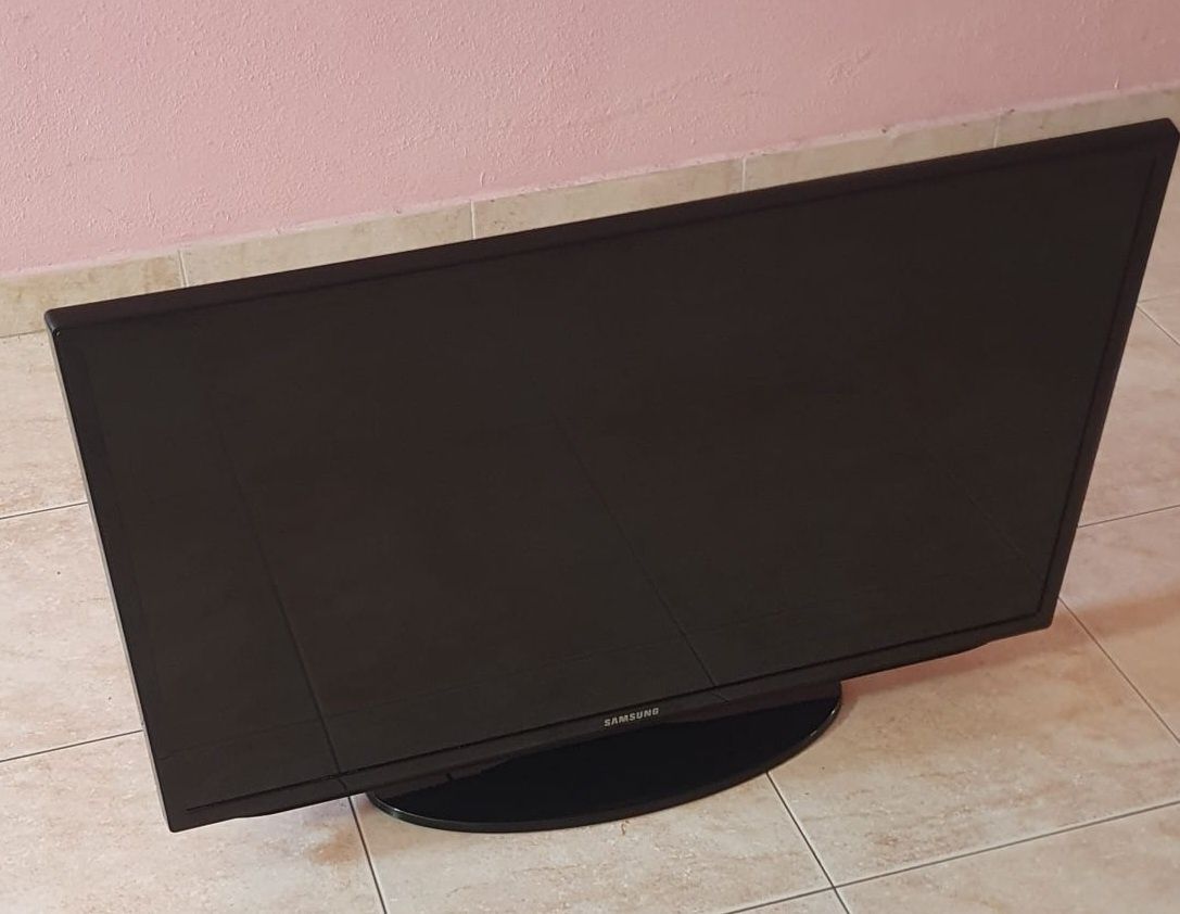 TV com defeito para reaproveitamento de peças ou para arranjo