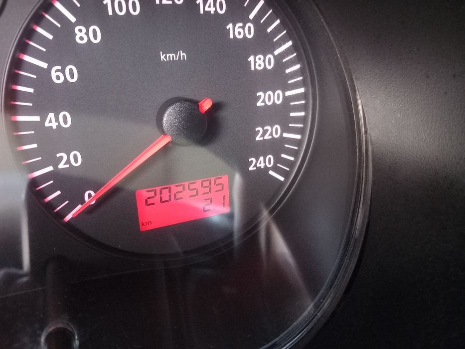 Sprzedam seata leona 1 6 niski przebieg 202595