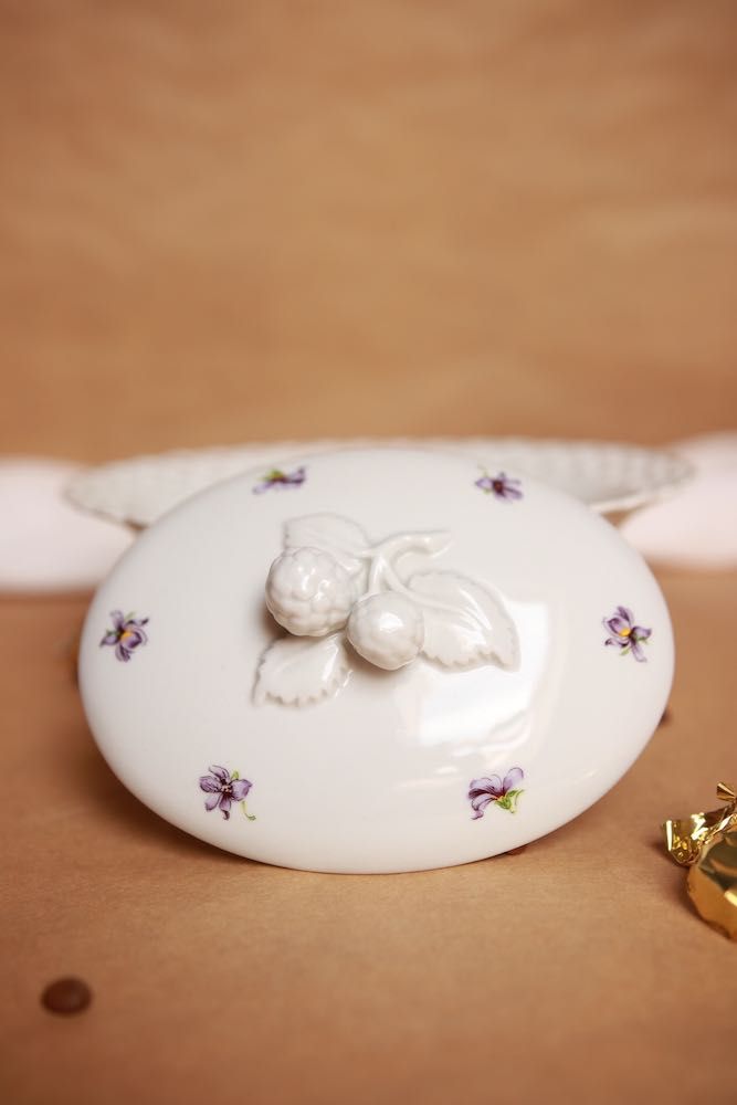 Bomboniera fiołki Wallendorf porcelana ażurowa