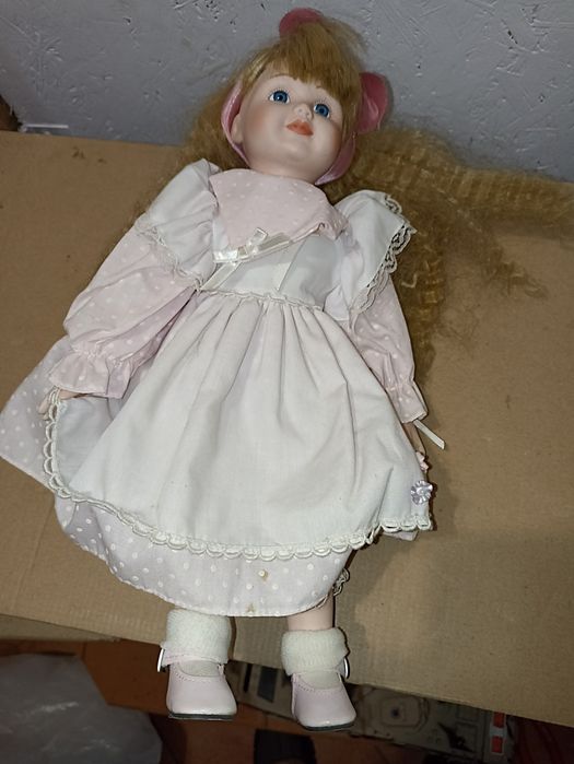 Bardzo ładna porcelanowa laleczka  40 cm