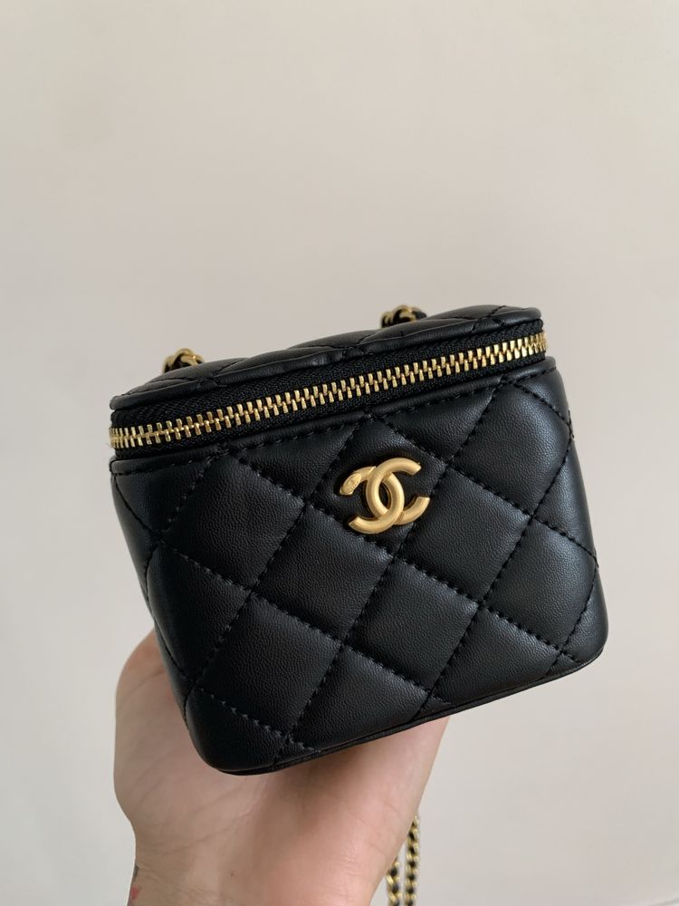 кожаная сумка коробочка chanel mini на цепочке