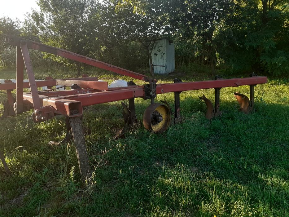 Плуг п'яти корпусний.