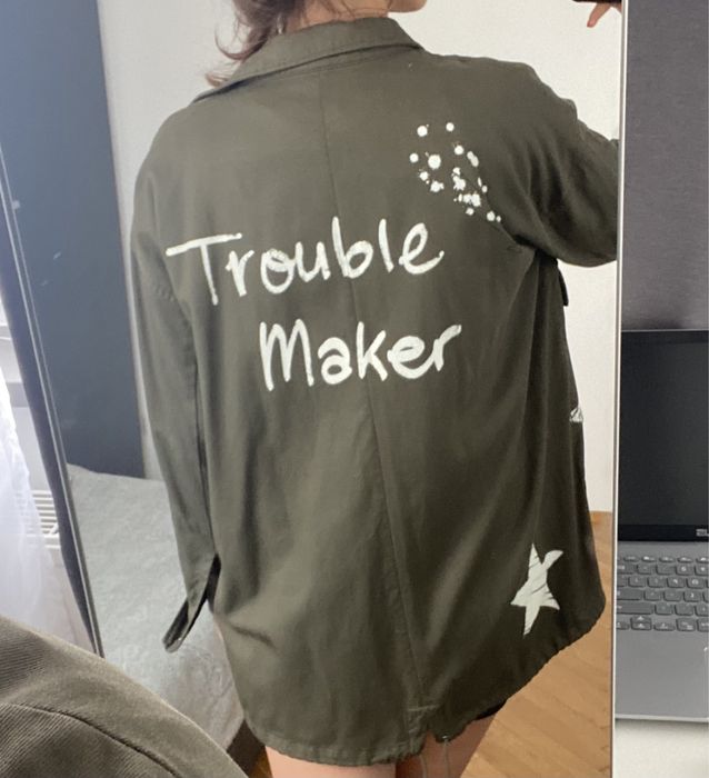 Narzutka ZARA z napisami