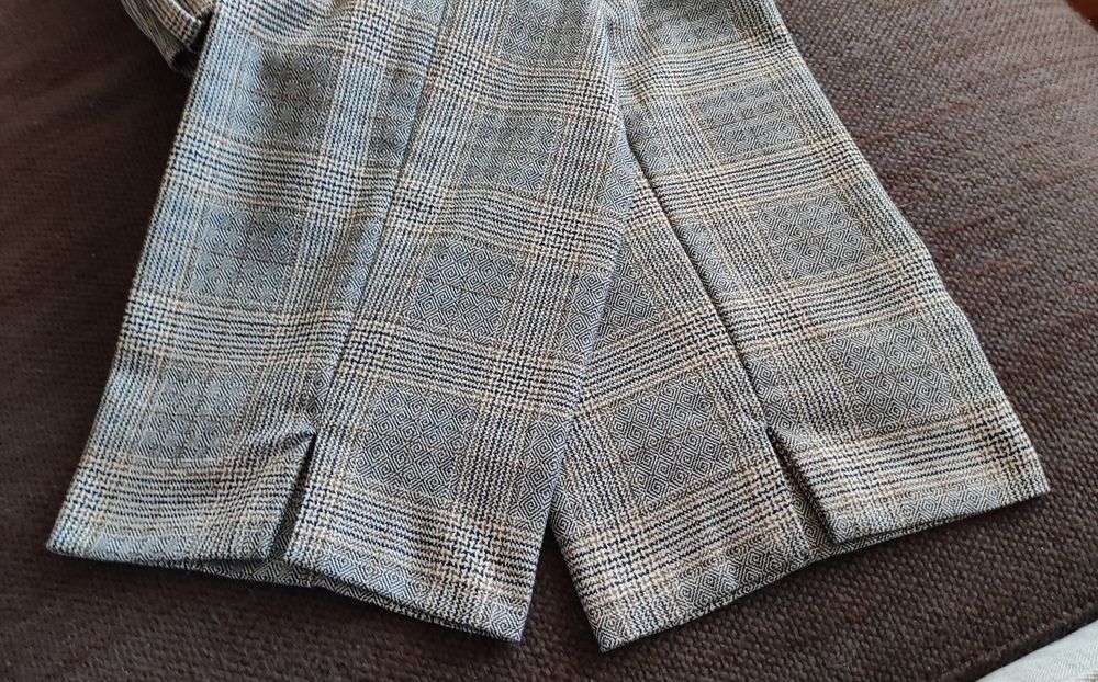 Calças Zara, em fazenda fininha