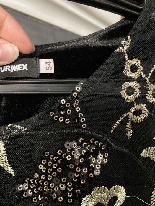 Елегантна чорна сукня з вишивкою