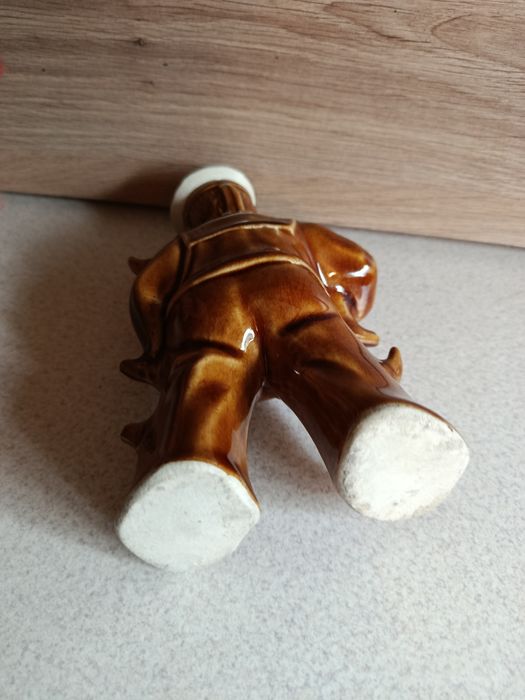 Figurka marynarza z butelką rumu