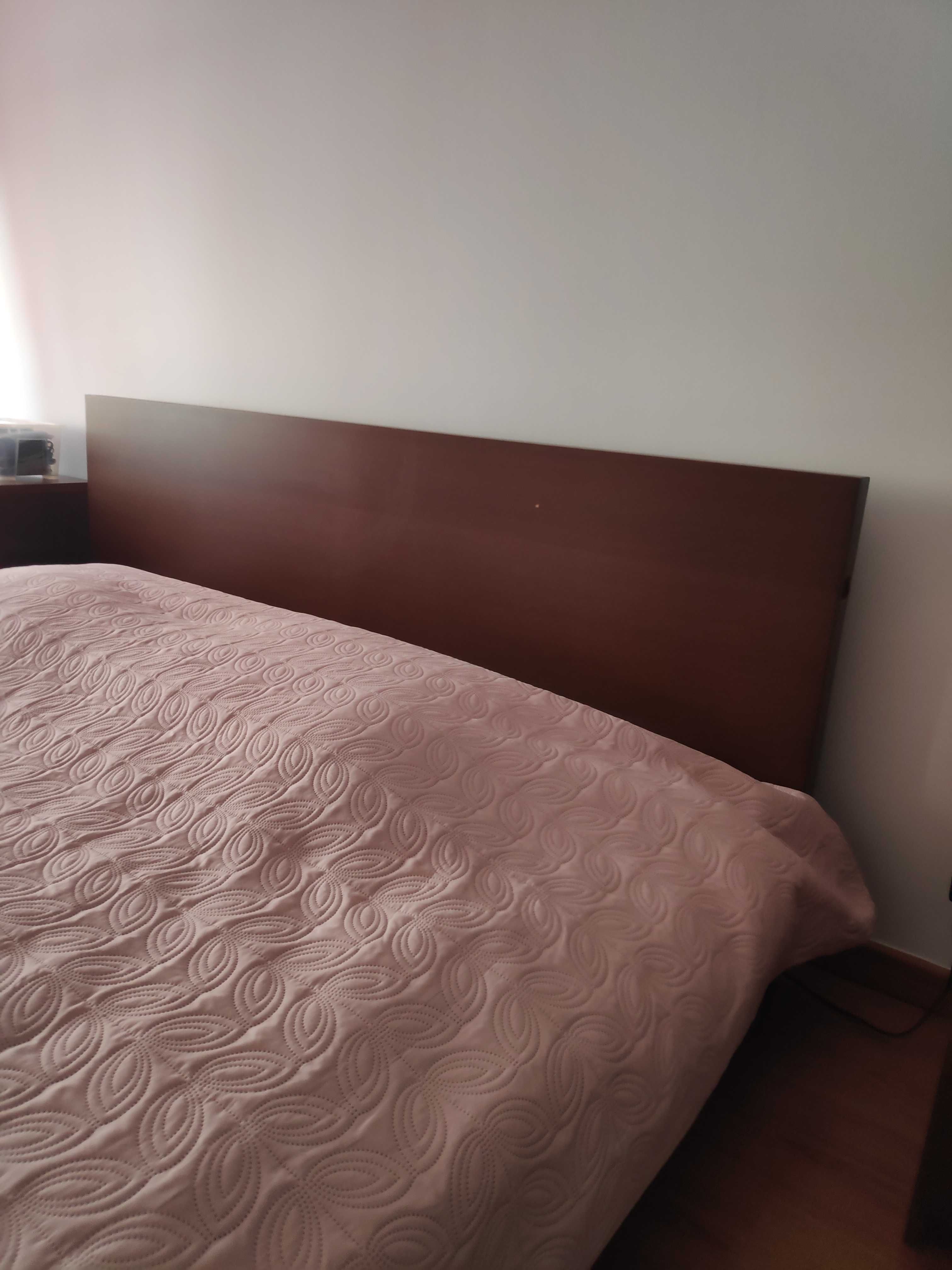 Cama IKEA com estrado de ripas