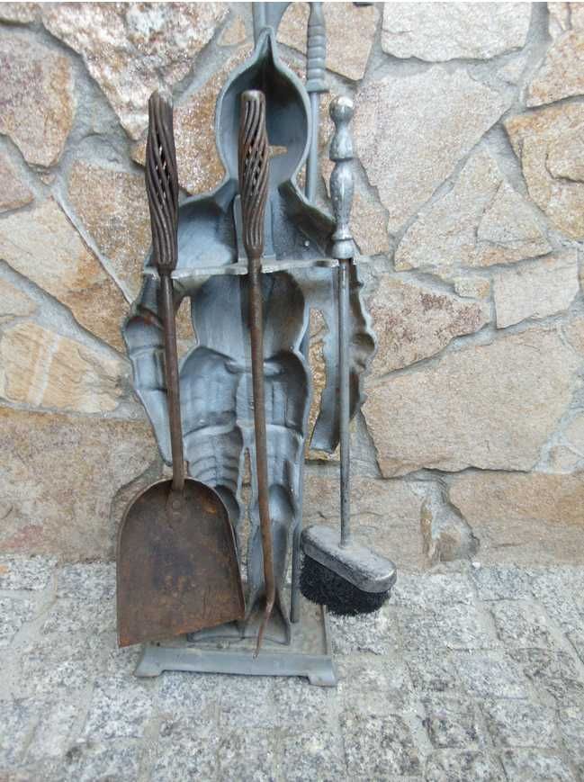 Stary żeliwny stojak z przyborami pod piec,kominek,rycerz