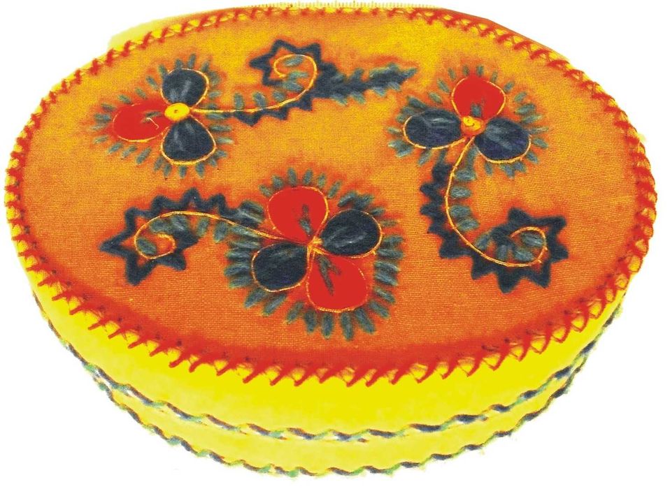 Caixa em pano de Viana do Castelo bordada