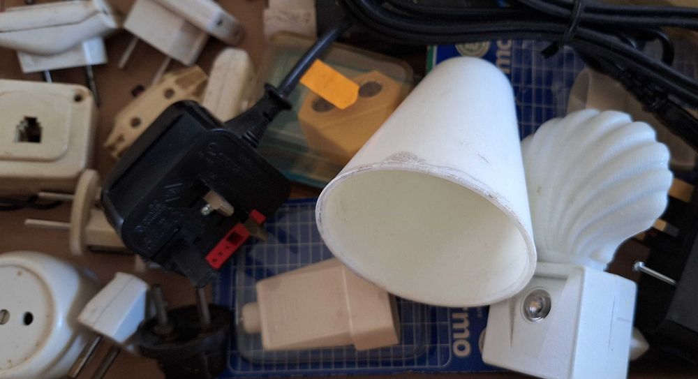 Casquilhos para Lâmpadas antigos e outro material elétrico