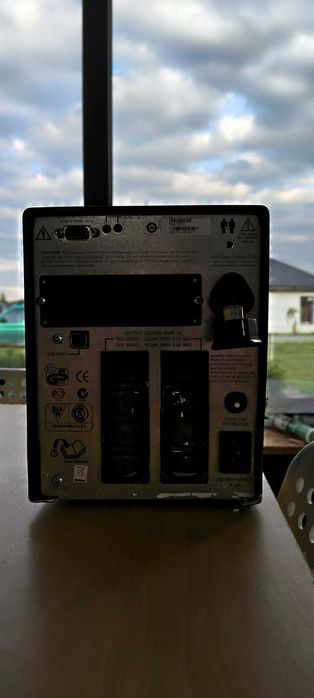 UPS APC Smart-UPS 1000VA SUA1000I zasilanie awaryjne bez aku sinus