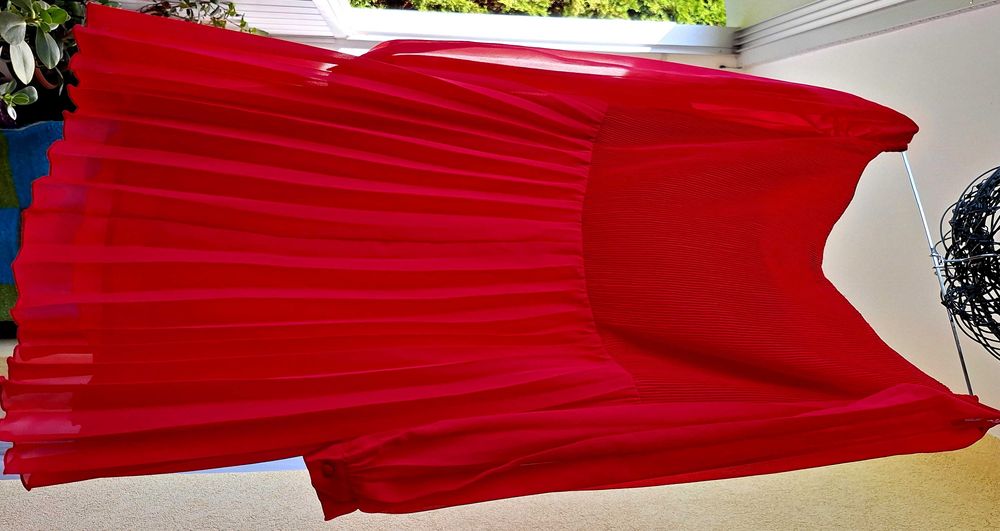 Zwiewna czerwona sukienka plisowana mini ASOS