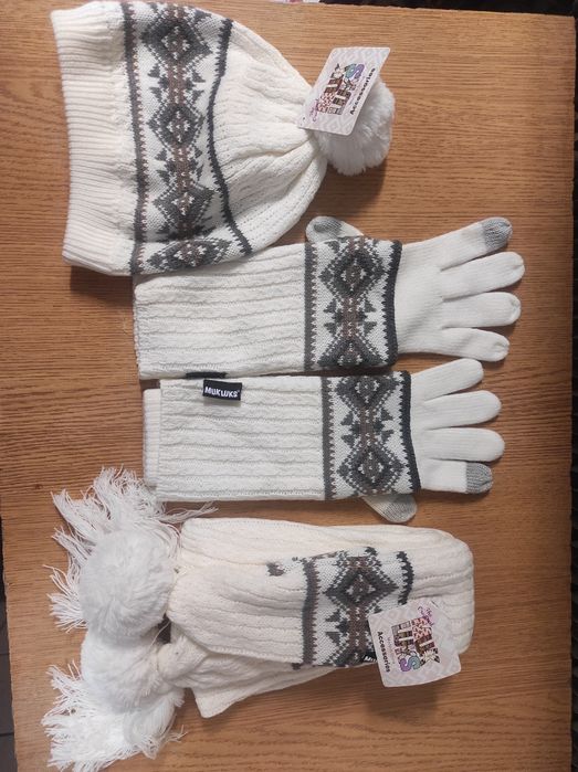 Zestaw zimowy szalik czapka i rękawiczki firmy Muks Luks