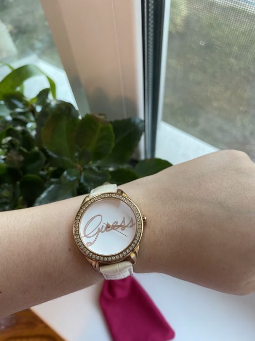 Наручные женские часы Guess