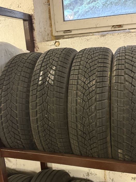 Шины зима Goodyear 215-70r16