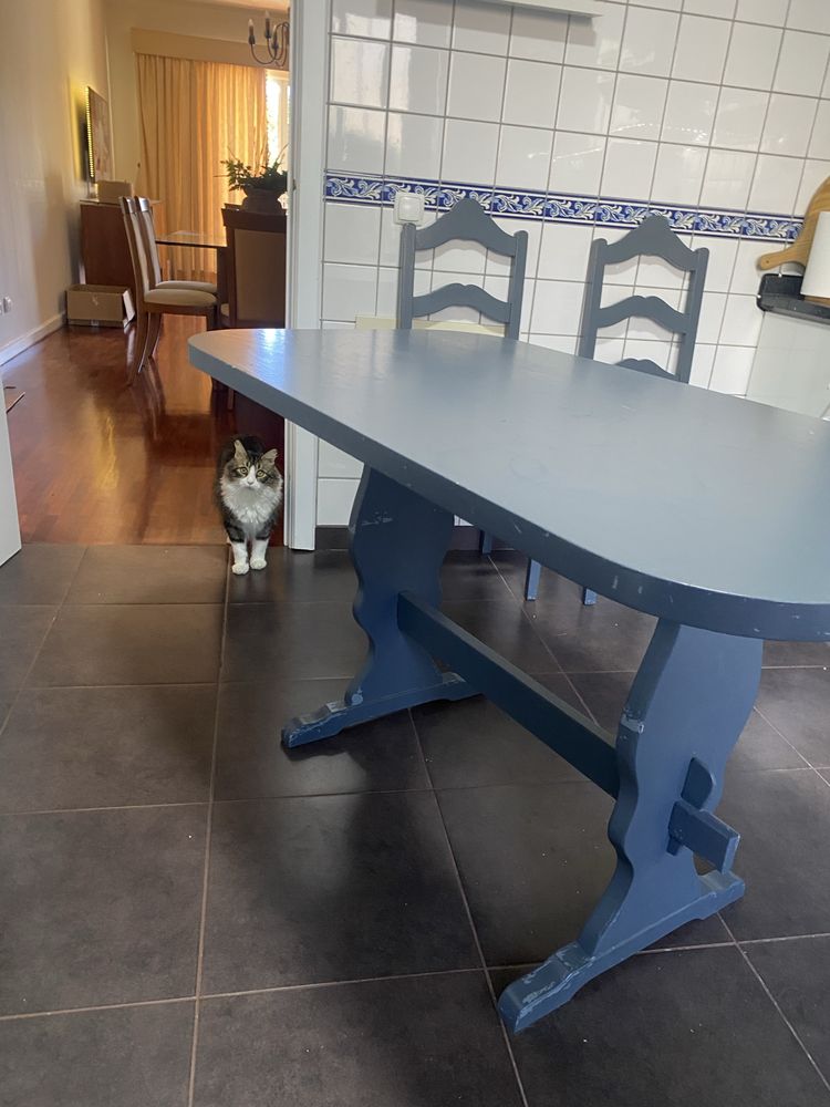 Messa de cozinha com quatro cadeirass