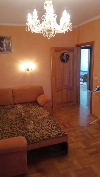 Вітальня 18м^2+лодж дівчині 10хв пішки метро, безпека, турбота,затишок